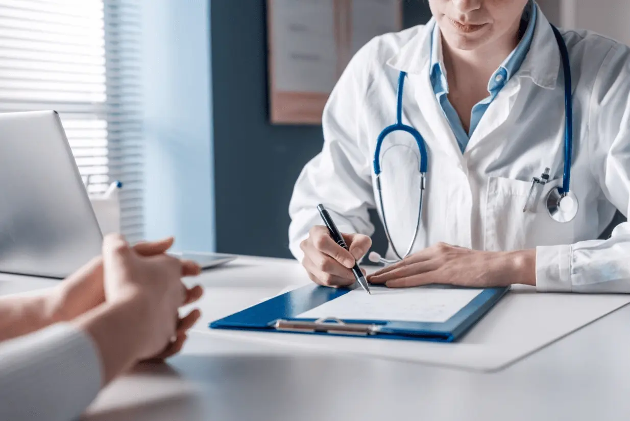 visite specialistiche Dottore che scrive una diagnosi. Visite specialistiche presso il poliambulatorio Nuova Equipe